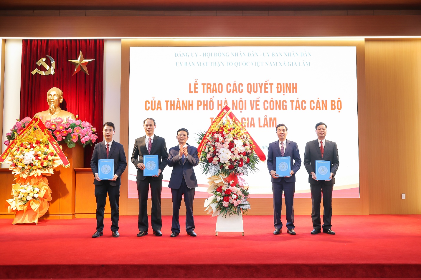 Lễ công bố quyết định của Thành phố về công tác cán bộ tại xã Gia Lâm- Ảnh 3.