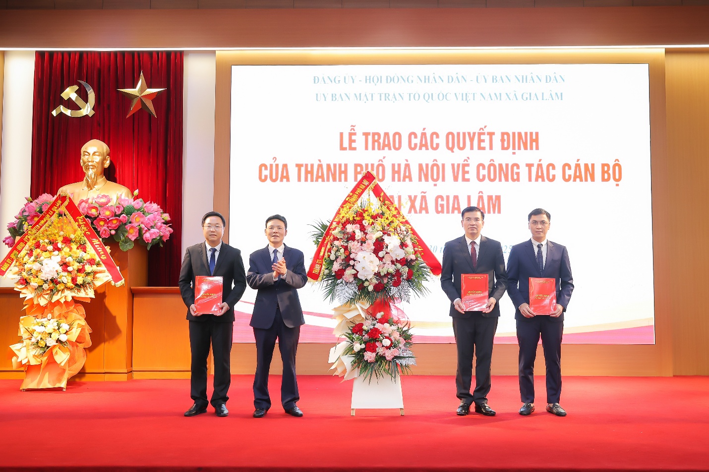 Lễ công bố quyết định của Thành phố về công tác cán bộ tại xã Gia Lâm- Ảnh 4.