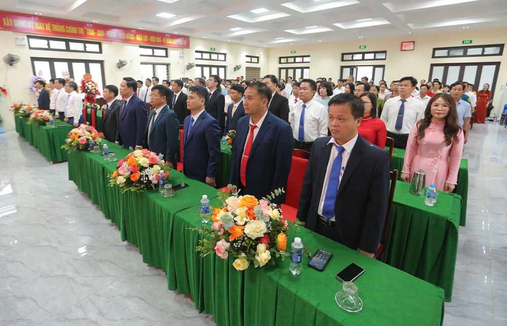 C:\Users\May tinh Loc Ninh\Downloads\xm6.jpg