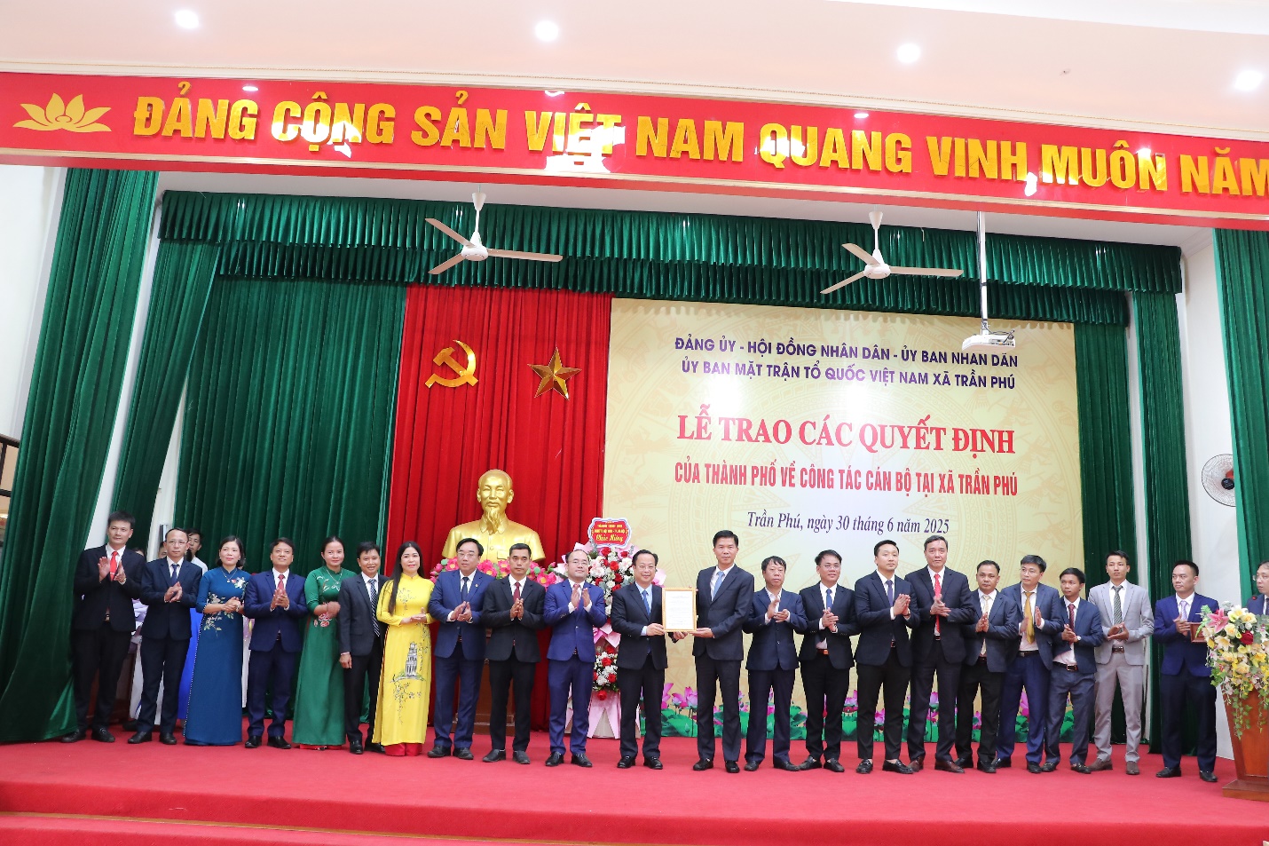 Trần Phú trang trọng tổ chức Lễ trao các quyết định của thành phố về nhân sự tại xã- Ảnh 3.