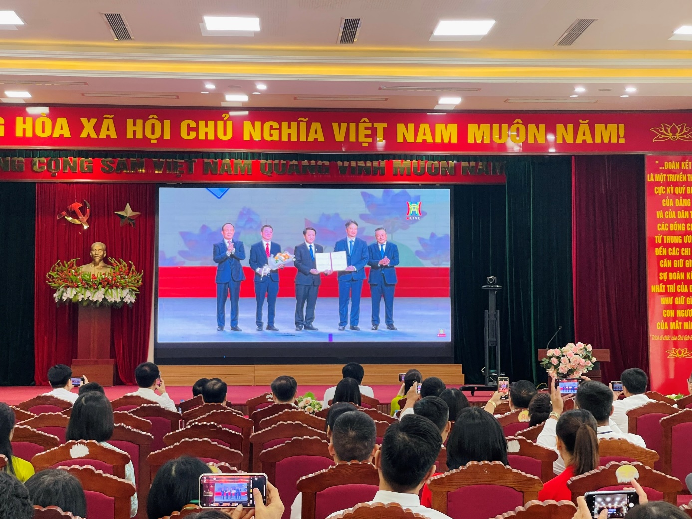 Hà Nội công bố 126 đơn vị hành chính xã, phường mới cùng đội ngũ cán bộ chủ chốt- Ảnh 1.