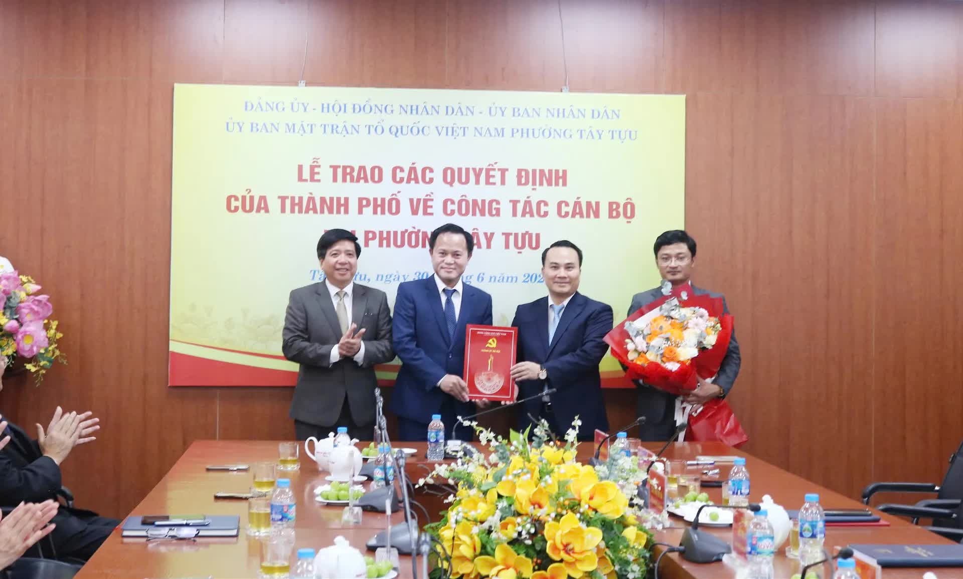 Đồng chí Nguyễn Hữu Tuyên giữ chức Bí thư Đảng ủy phường Tây Tựu- Ảnh 3.
