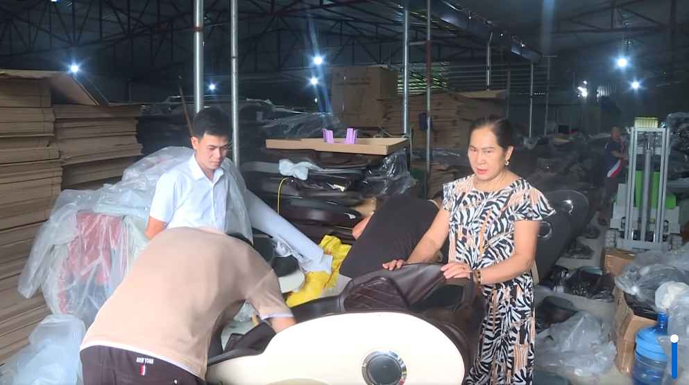 C:\Users\Admin\Desktop\HUYỆN ỦY - UBND HUYỆN\MỚI\Gương bà Hoa- Ghế massage 2.jpg