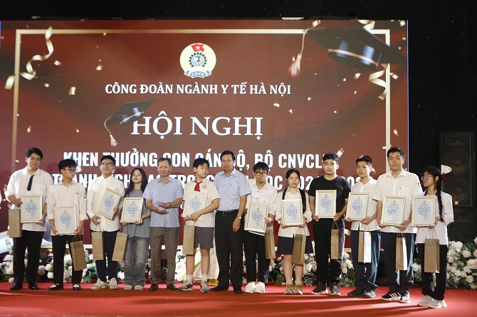 Ngành y tế Hà Nội biểu dương 178 gia đình tiêu biểu và khen thường 66 học sinh đạt thành tích xuất sắc năm học 2024 - 2025- Ảnh 4.