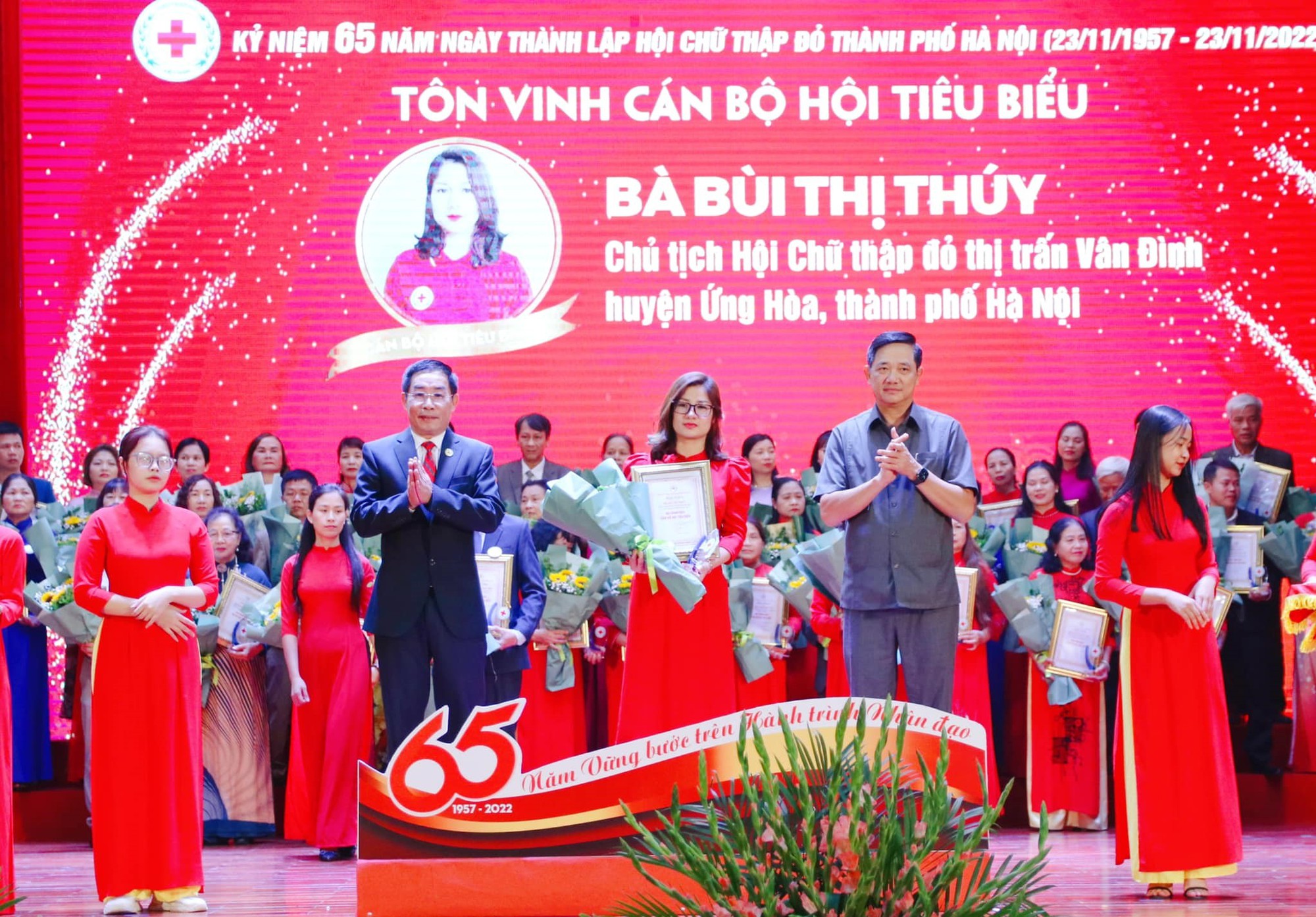 C:\Users\Admin\Desktop\HUYỆN ỦY - UBND HUYỆN\MỚI\Thúy Bùi- Tôn vinh CB Hội tiêu biểu.jpg