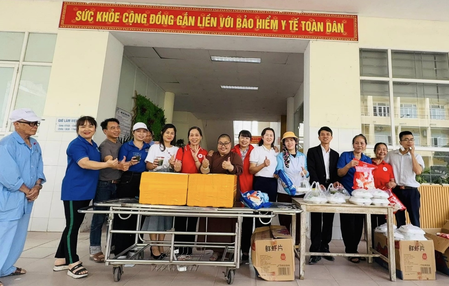 C:\Users\Admin\Desktop\HUYỆN ỦY - UBND HUYỆN\MỚI\Thúy Bùi tham gia phát cơm từ thiện tại BV Vân Đình.jpg