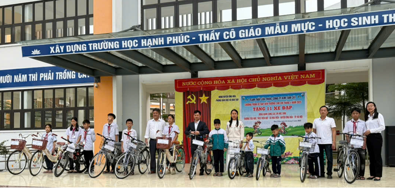 C:\Users\Admin\Desktop\HUYỆN ỦY - UBND HUYỆN\MỚI\THCS viên Nội Tặng xe đạp cho học sinh có hoàn cảnh khó khăn.png