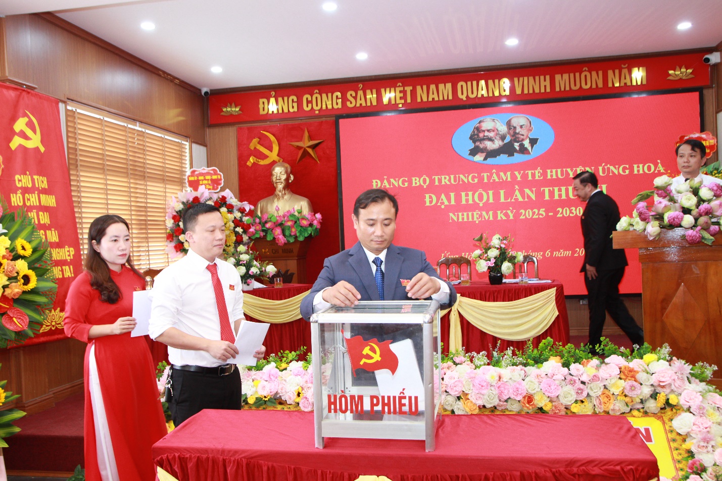 Đảng bộ Trung tâm Y tế huyện Ứng Hòa nhiệm kỳ 2025–2030:Chủ động – Sáng tạo – Vì sức khỏe cộng đồng- Ảnh 11.