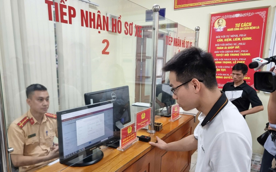 Từ 1/7/2025, Công an thành phố Hà Nội sẽ triển khai phân công nhiệm vụ đăng ký xe cho các tổ chức và cá nhân trên địa bàn. Người dân có thể lựa chọn đăng ký xe ô tô, mô tô, xe máy chuyên dùng tại Phòng Cảnh sát giao thông hoặc bất kỳ Công an cấp xã nào nơi cư trú hoặc có trụ sở, ngoại trừ xe có nguồn gốc tịch thu.