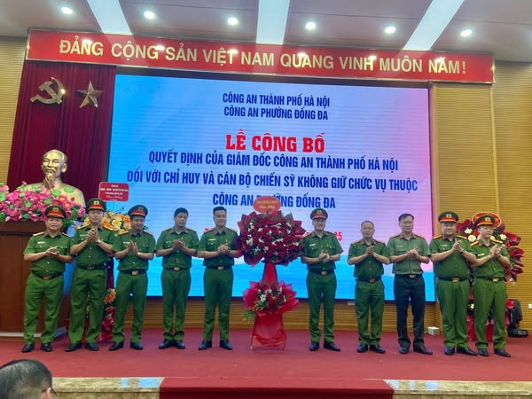 Công bố quyết định của Công an thành phố Hà Nội đối với chỉ huy và cán bộ chiến sĩ không giữ chức vụ thuộc công an phường Đống Đa- Ảnh 1.