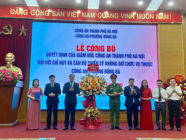 Công bố quyết định của Công an thành phố Hà Nội đối với chỉ huy và cán bộ chiến sĩ không giữ chức vụ thuộc công an phường Đống Đa- Ảnh 2.
