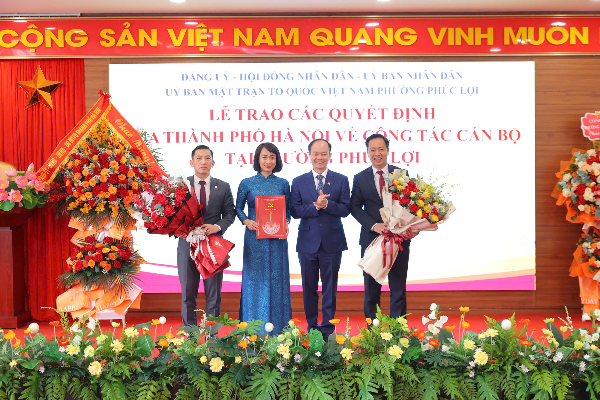 Đồng chí Hoàng Trọng Quyết trao các quyết định của Thành phố về công tác cán bộ tại phường Phúc Lợi (mới)- Ảnh 3.