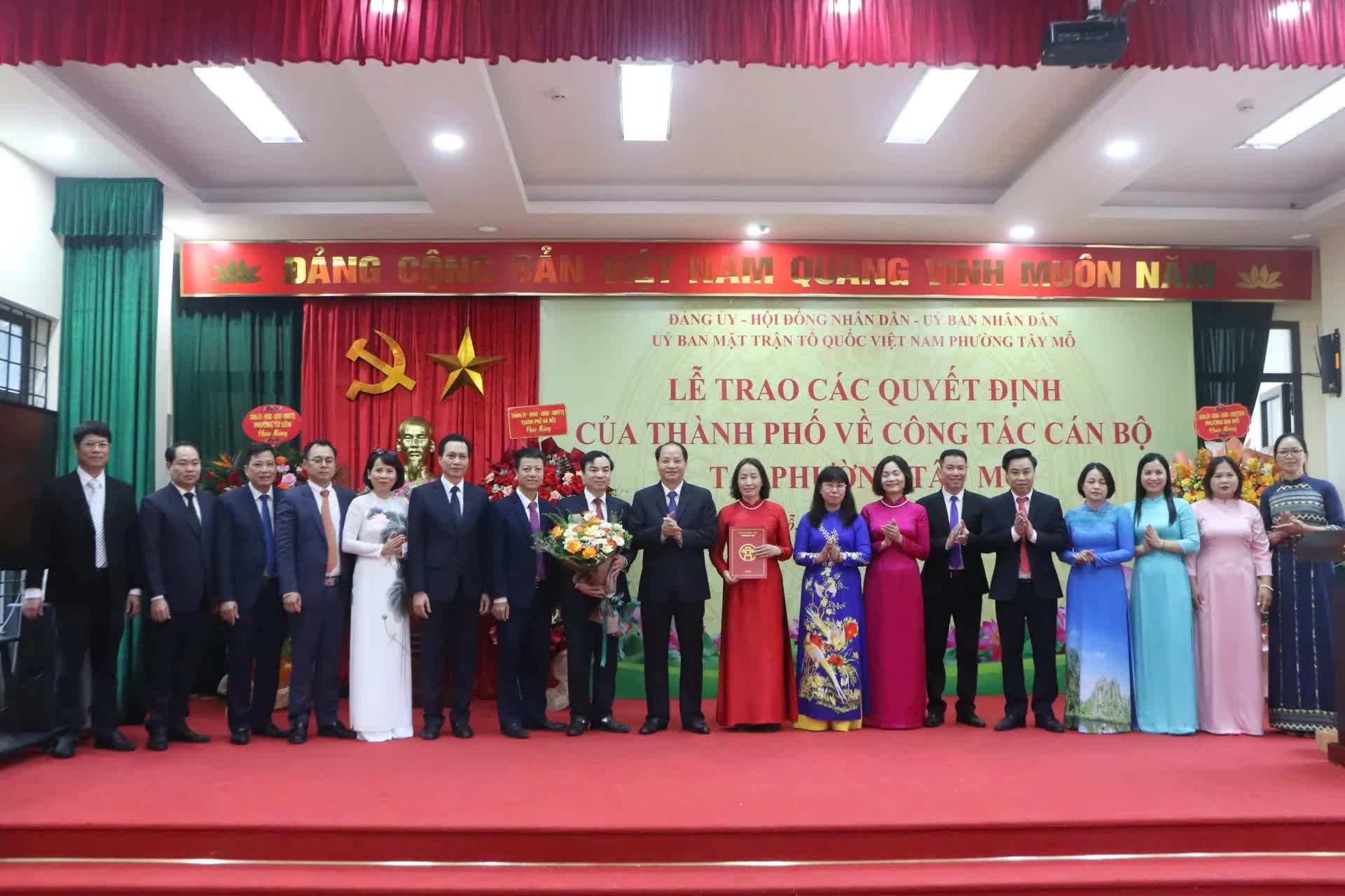 Phường Tây Mỗ công bố quyết định nhân sự, sẵn sàng vận hành mô hình chính quyền 2 cấp- Ảnh 2.