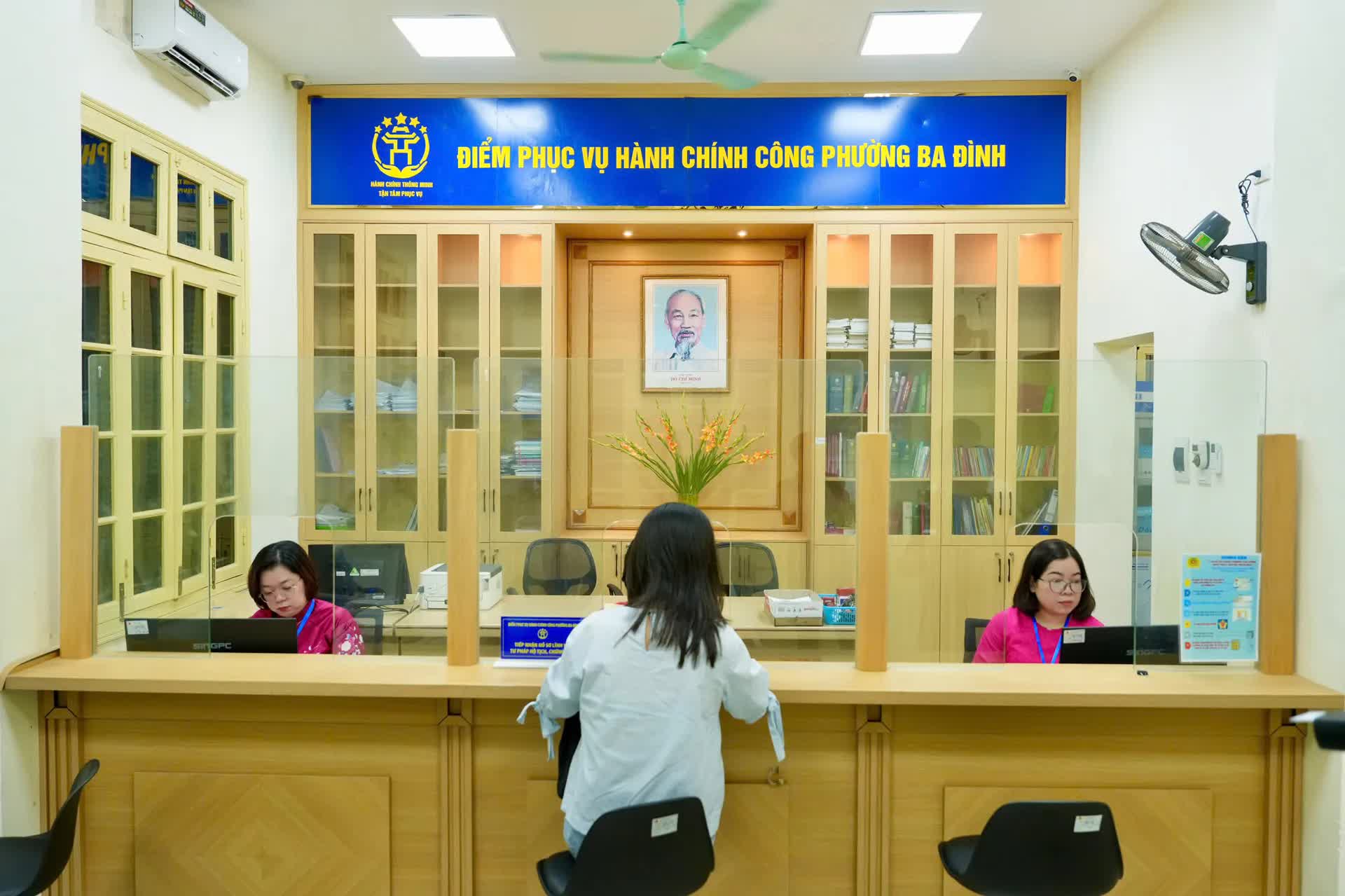 Ngày đầu vận hành chính quyền mới ở phường Ba Đình: hoạt động thông suốt, không gián đoạn- Ảnh 7.