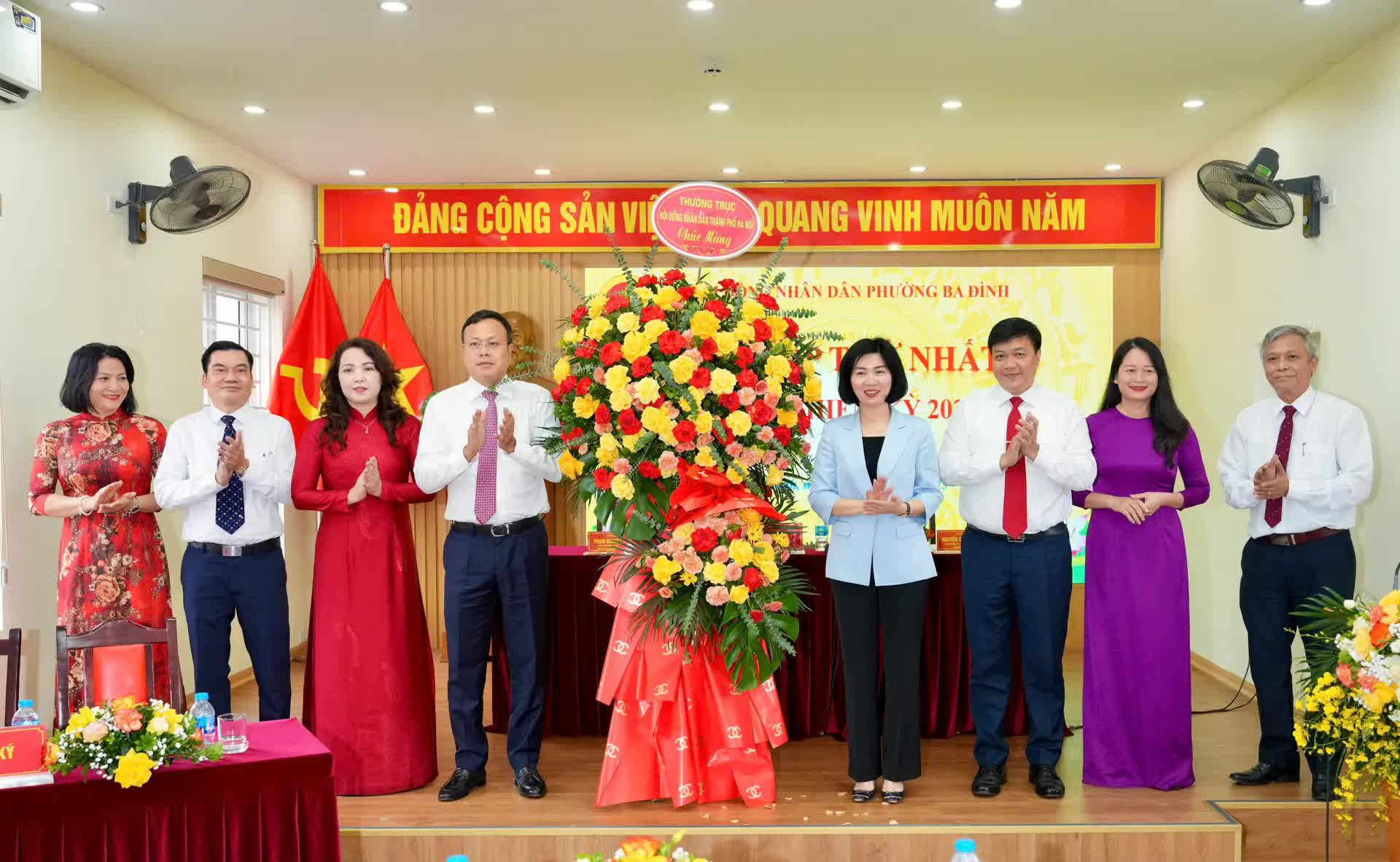 Ngày đầu vận hành chính quyền mới ở phường Ba Đình: hoạt động thông suốt, không gián đoạn- Ảnh 1.