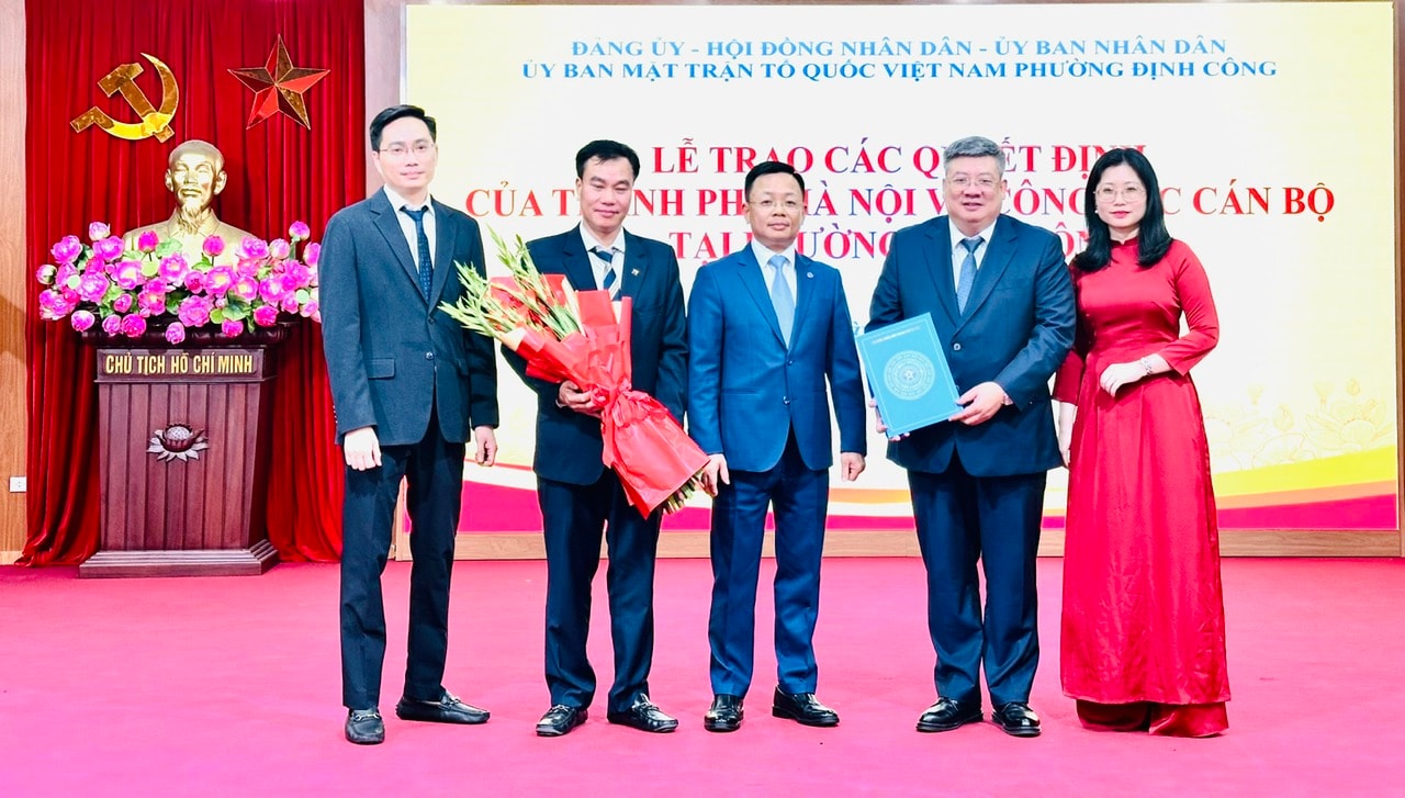 Phường Định Công công bố các quyết định của thành phố về công tác cán bộ- Ảnh 1.