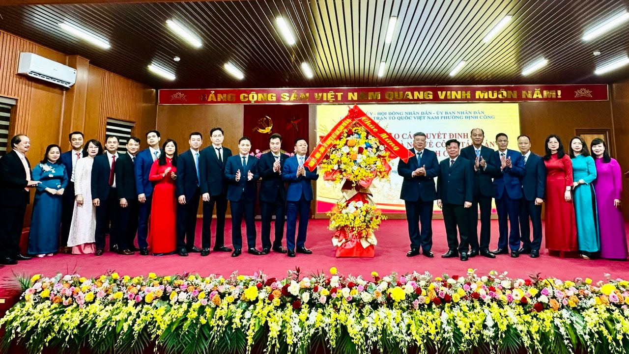 Phường Định Công công bố các quyết định của thành phố về công tác cán bộ- Ảnh 2.