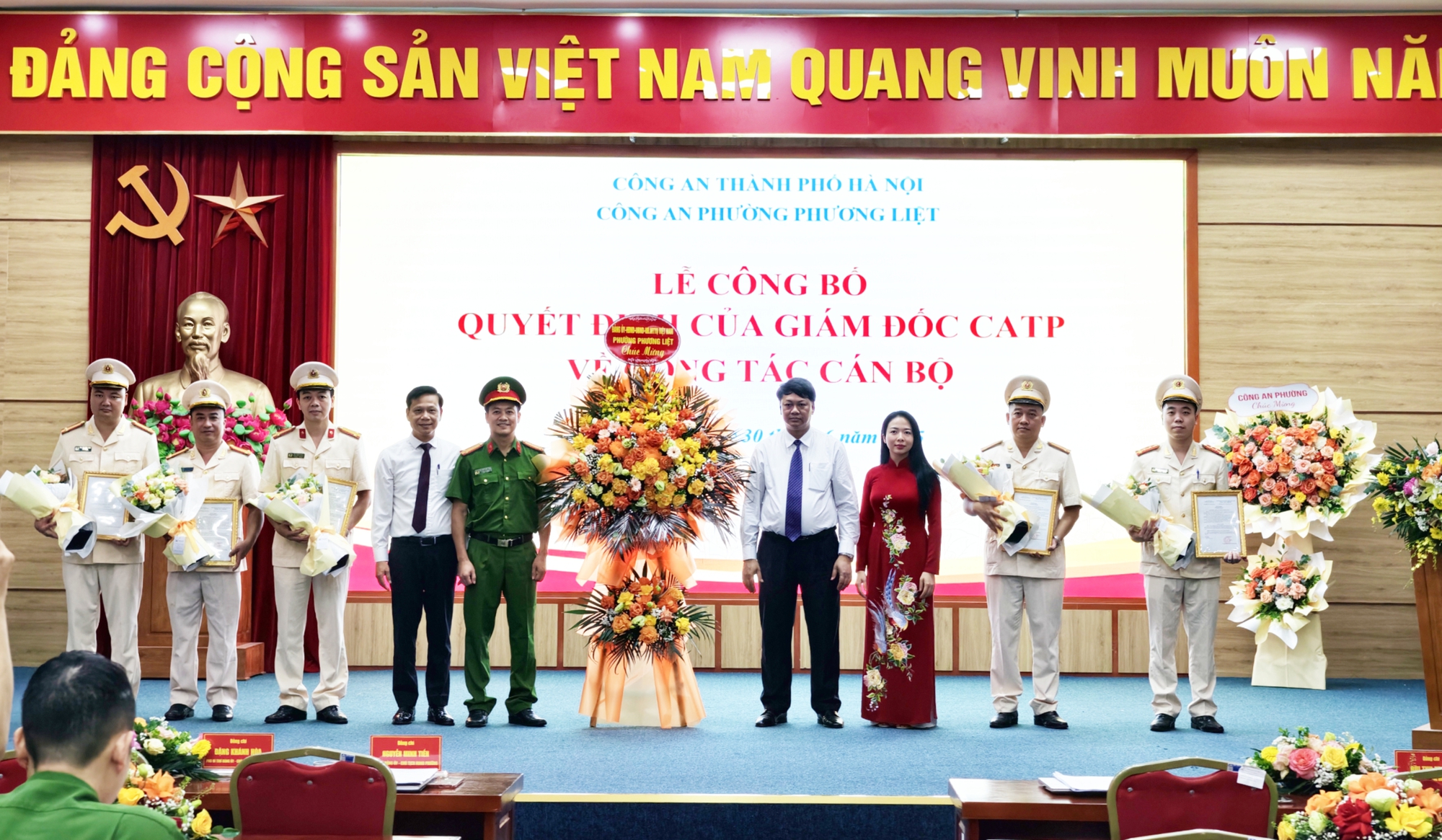https://congan.hanoi.gov.vn/Portals/0/userfiles/2/ngh%C4%A9a/01.7/tang%20hoa.jpg?ver=rmXyZrA7DYjEDORoKqefaw%3d%3d