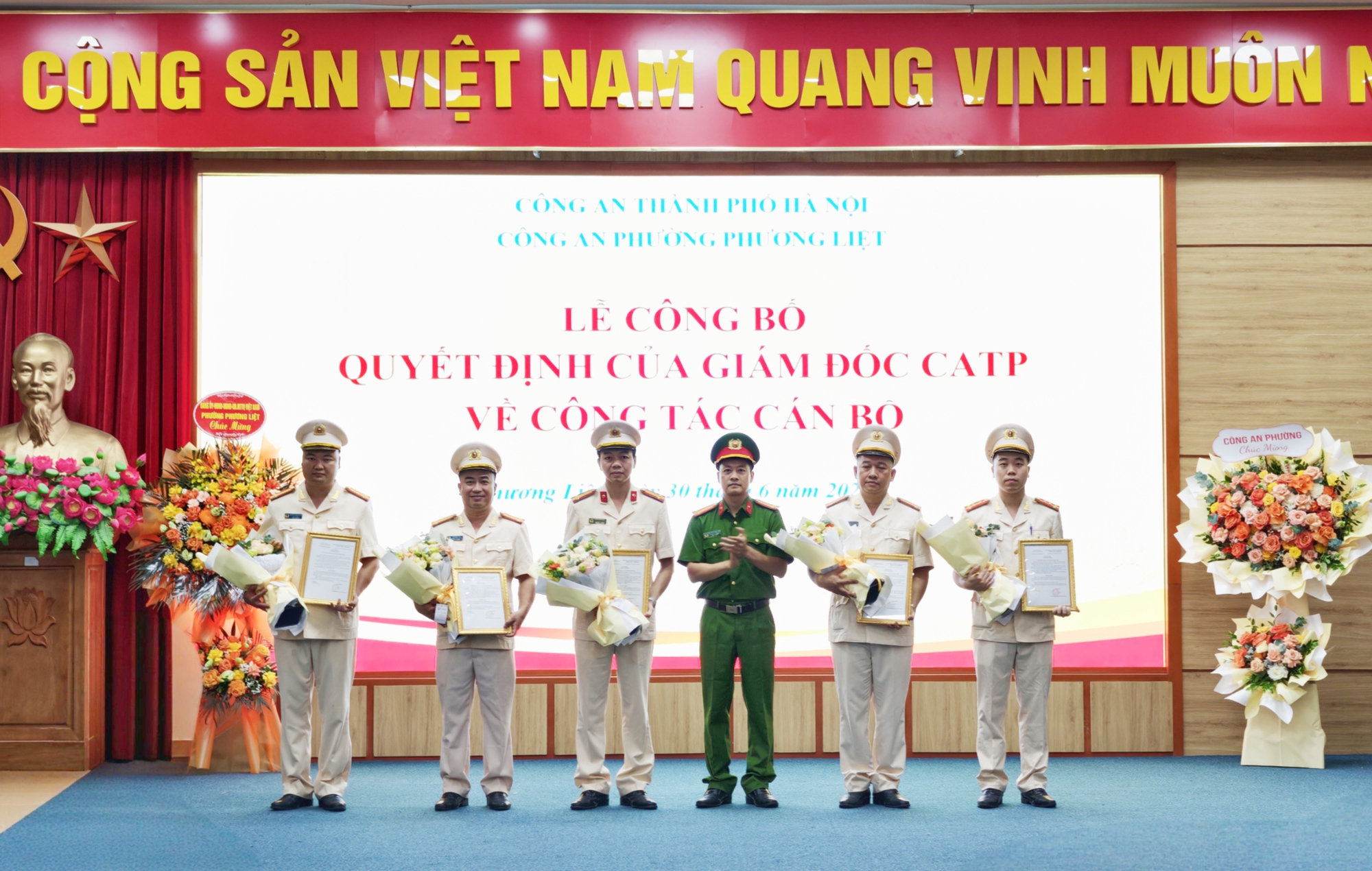 https://congan.hanoi.gov.vn/Portals/0/userfiles/2/ngh%C4%A9a/01.7/trao%20QD.jpg?ver=1mo_BrQveptJMX993v-t1Q%3d%3d