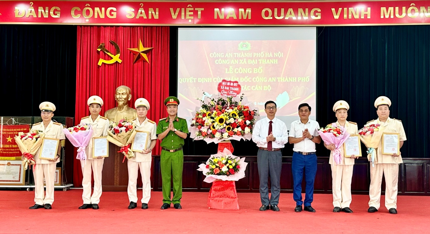 Công an xã Đại Thanh trao Quyết định của Giám đốc Công an thành phố Hà Nội về công tác cán bộ- Ảnh 1.