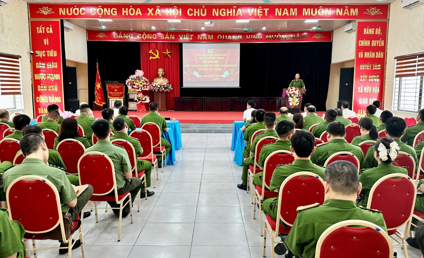 Công an xã Đại Thanh trao Quyết định của Giám đốc Công an thành phố Hà Nội về công tác cán bộ- Ảnh 2.