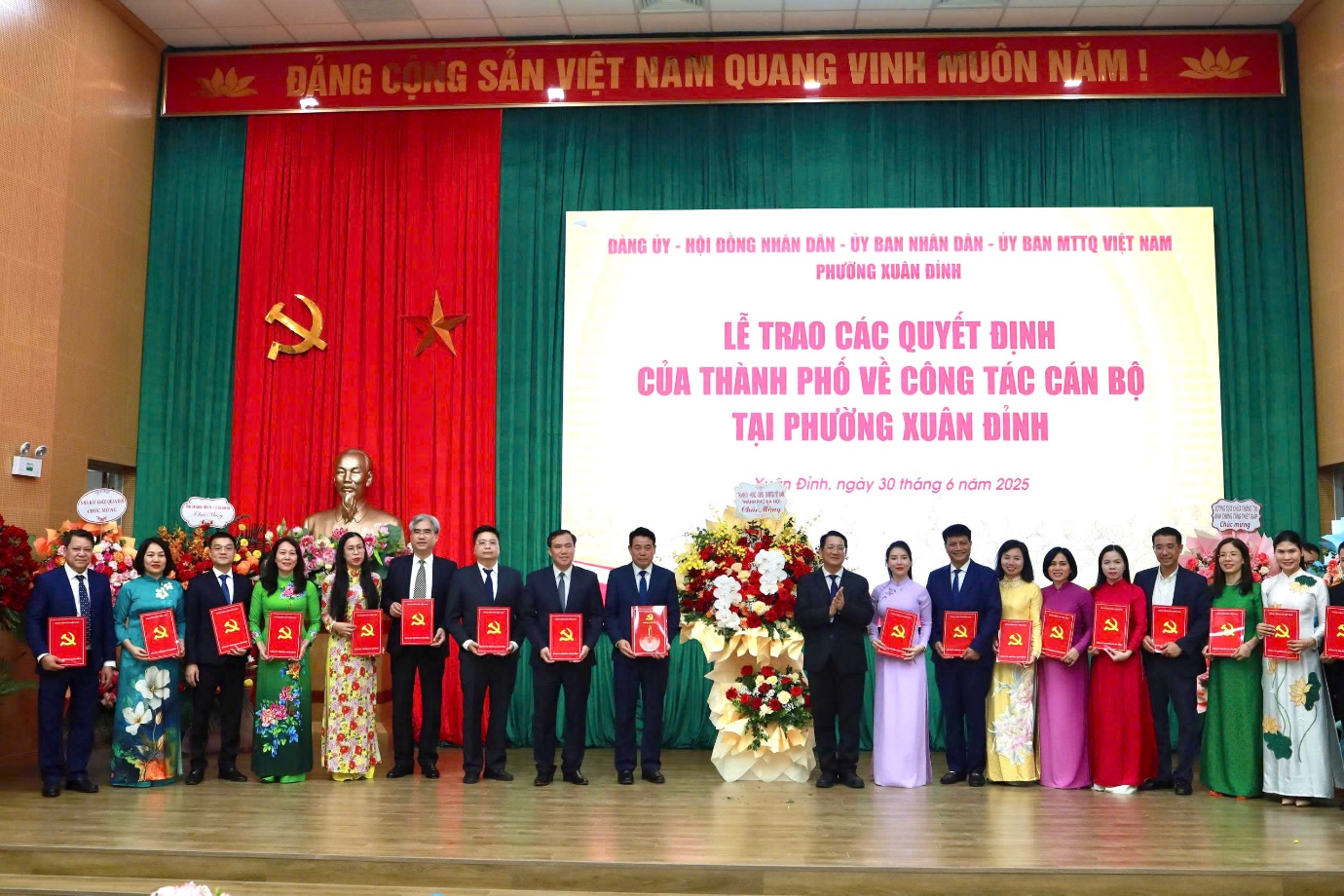 Phường Xuân Đỉnh công bố các Quyết định về tổ chức bộ máy và nhân sự- Ảnh 2.