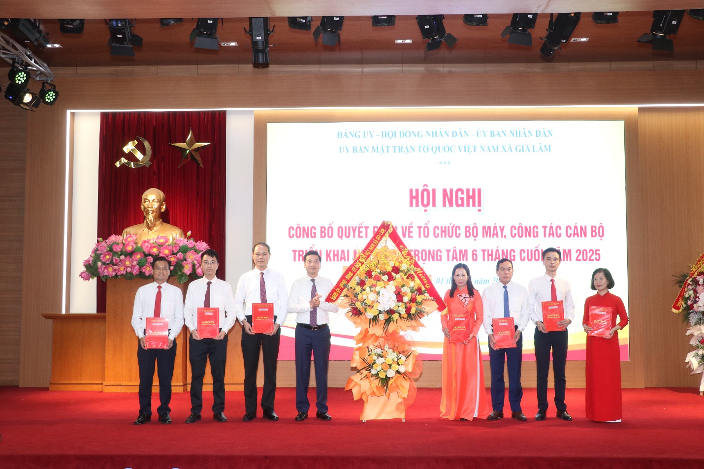 Xã Gia Lâm tổ chức công bố các quyết định về tổ chức bộ máy; công tác cán bộ, triển khai nhiệm vụ trọng tâm 6 tháng cuối năm 2025- Ảnh 2.