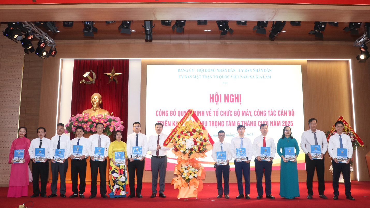 Xã Gia Lâm tổ chức công bố các quyết định về tổ chức bộ máy; công tác cán bộ, triển khai nhiệm vụ trọng tâm 6 tháng cuối năm 2025- Ảnh 4.