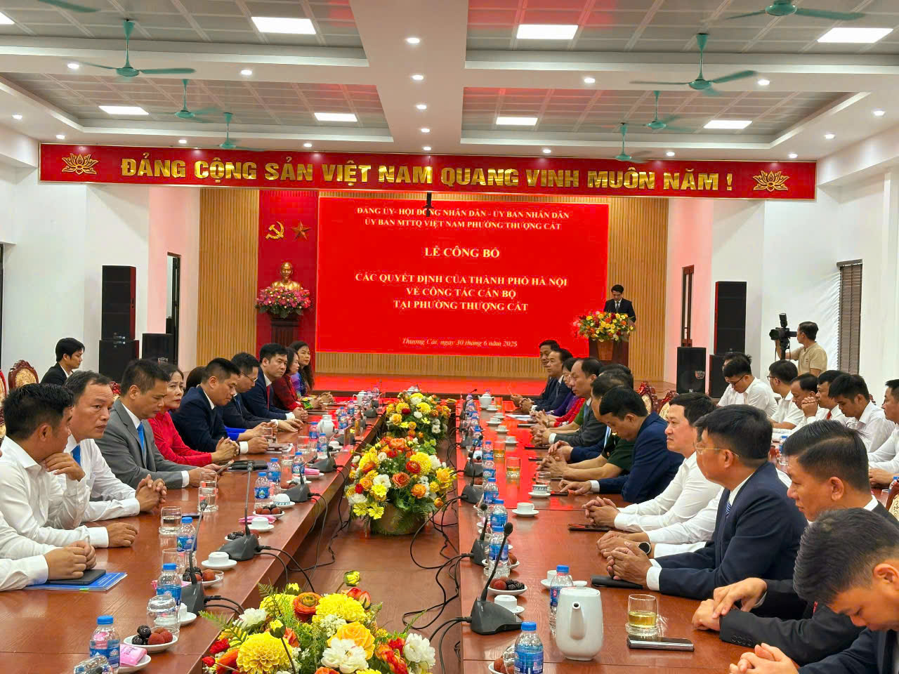 Phượng Thượng Cát công bố các Quyết định của thành phố Hà Nội về công tác cán bộ tại phường Thượng Cát- Ảnh 1.