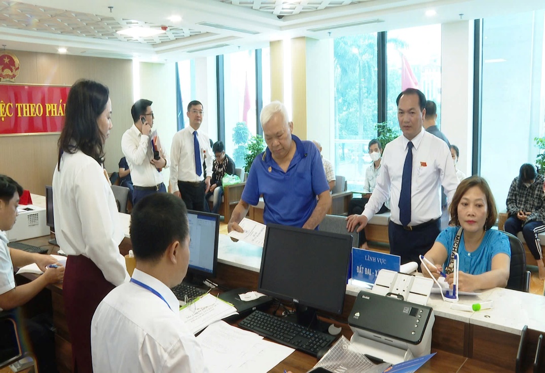 Đồng chí Bí Thư Đảng uỷ xã Đông Anh - Nguyễn Anh Dũng kiểm tra ngày đầu làm việc tại Trung tâm hành chính công của xã- Ảnh 1.