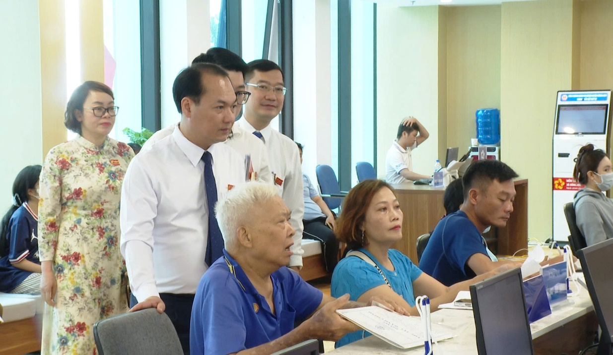 Đồng chí Bí Thư Đảng uỷ xã Đông Anh - Nguyễn Anh Dũng kiểm tra ngày đầu làm việc tại Trung tâm hành chính công của xã- Ảnh 2.