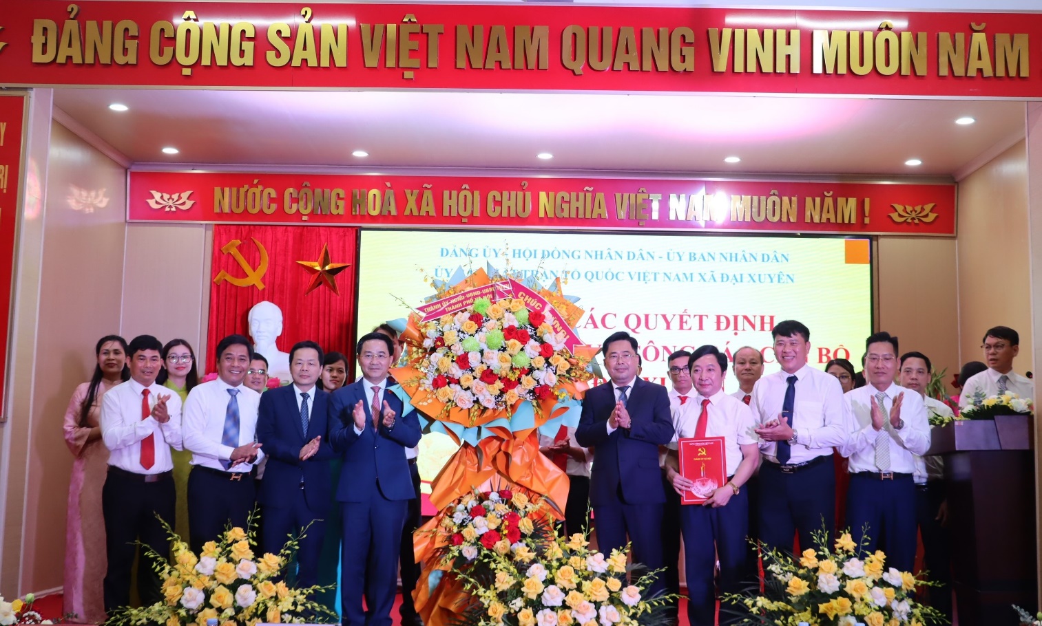 Công bố các Quyết định về công tác cán bộ tại xã Đại Xuyên mới- Ảnh 2.