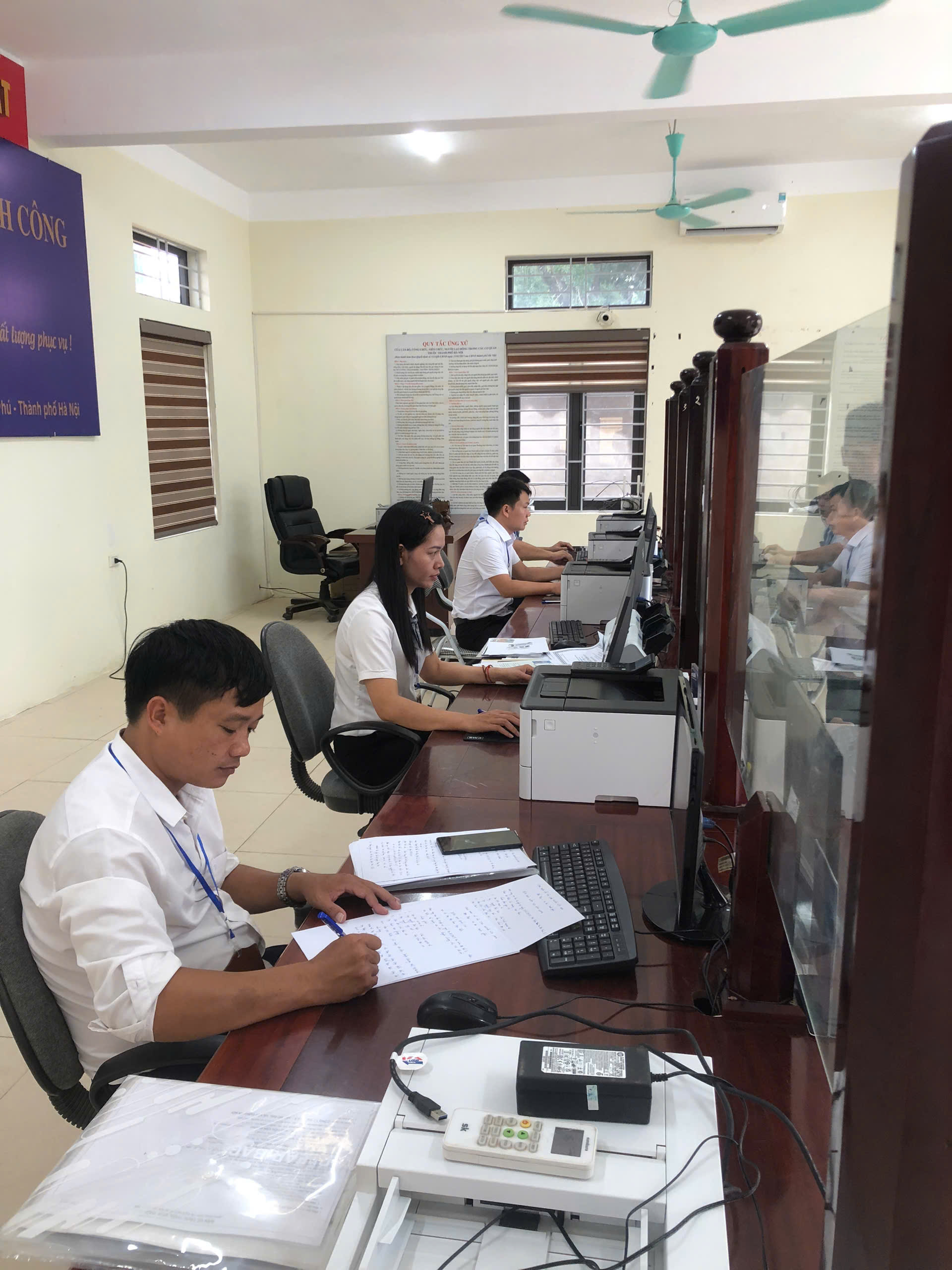 Điểm phục vụ hành chính công xã Trần Phú: Tiếp nhận và giải quyết hồ sơ thủ tục hành chính của 72 công dân- Ảnh 1.