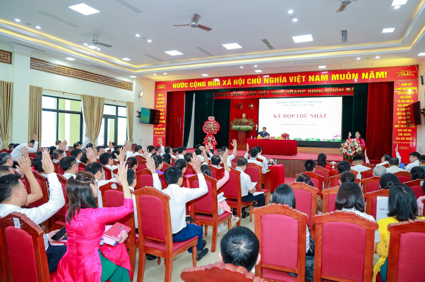 HĐND XÃ VĨNH THANH TỔ CHỨC KỲ HỌP THỨ NHẤT- Ảnh 1.