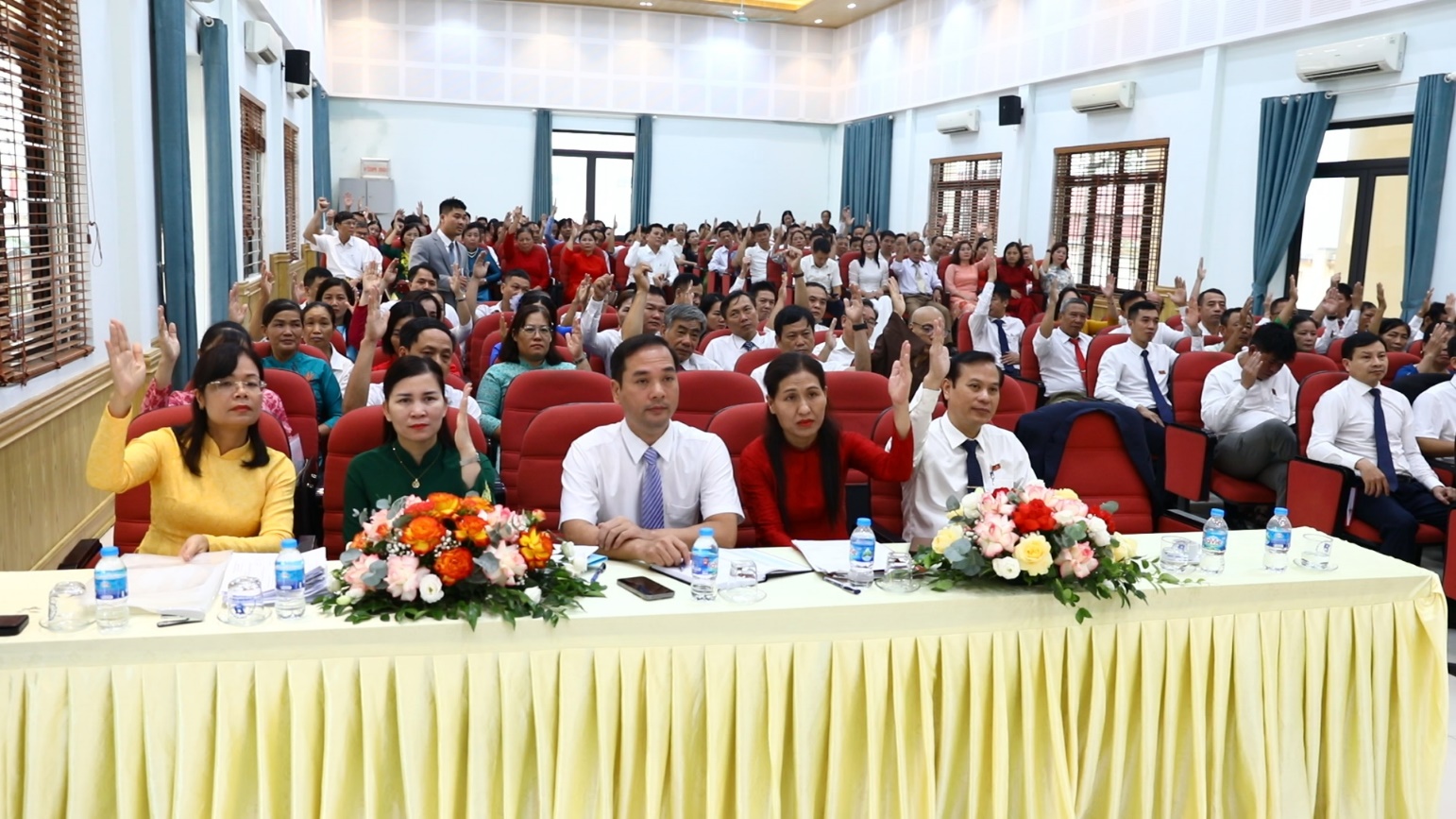 Kỳ họp thứ Nhất, HĐND xã Sơn Đồng khóa XX thông qua 7 Nghị quyết liên quan đến công tác tổ chức bộ máy, nhân sự- Ảnh 6.