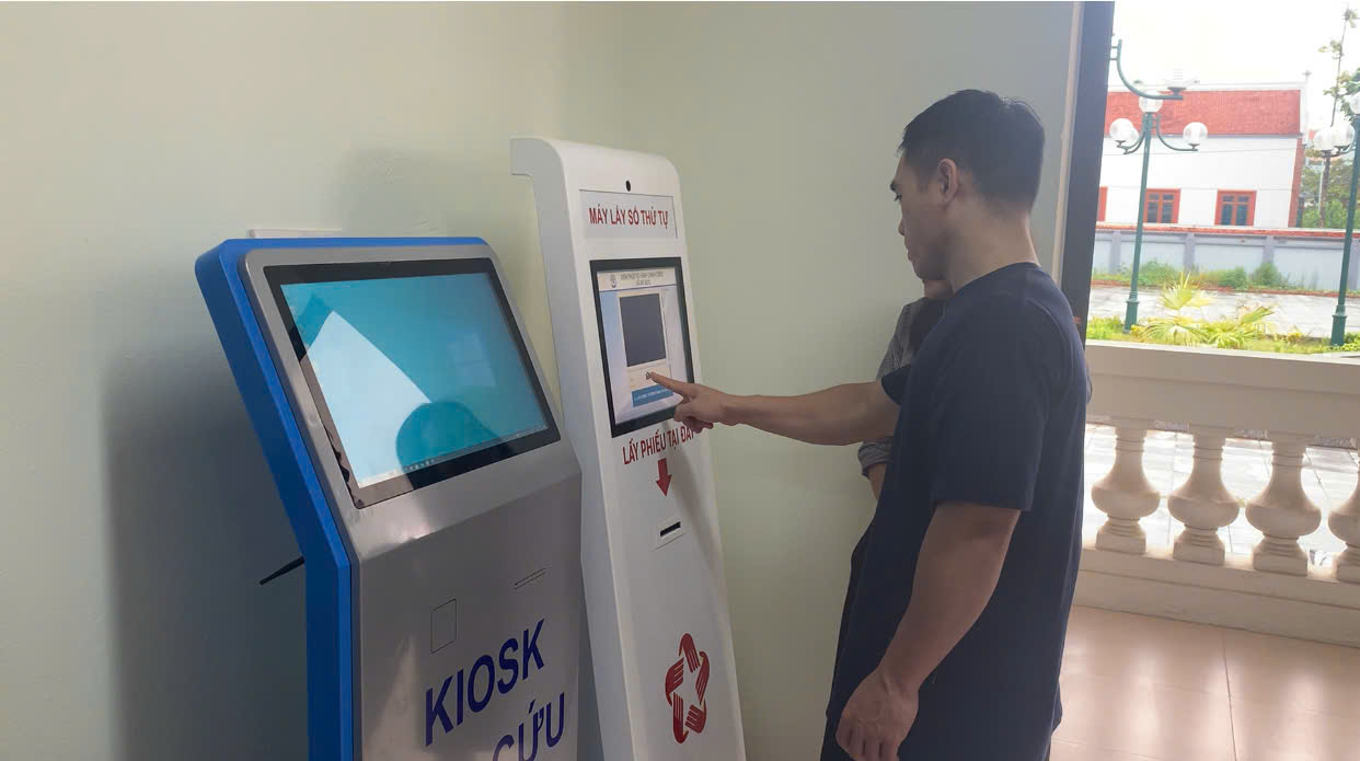 Cán bộ tại điểm phục vụ hành chính công của xã Mỹ Đức tận tình, trách nhiệm trong ngày đầu vận hành mô chính quyền 2 cấp- Ảnh 2.