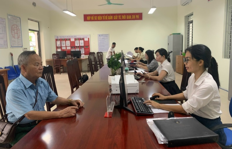 Cán bộ tại điểm phục vụ hành chính công của xã Mỹ Đức tận tình, trách nhiệm trong ngày đầu vận hành mô chính quyền 2 cấp- Ảnh 3.