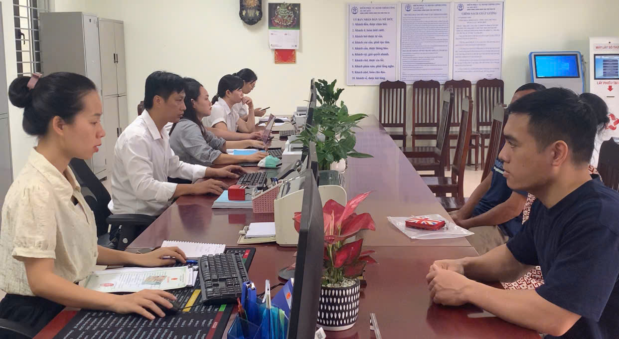 Cán bộ tại điểm phục vụ hành chính công của xã Mỹ Đức tận tình, trách nhiệm trong ngày đầu vận hành mô chính quyền 2 cấp- Ảnh 4.