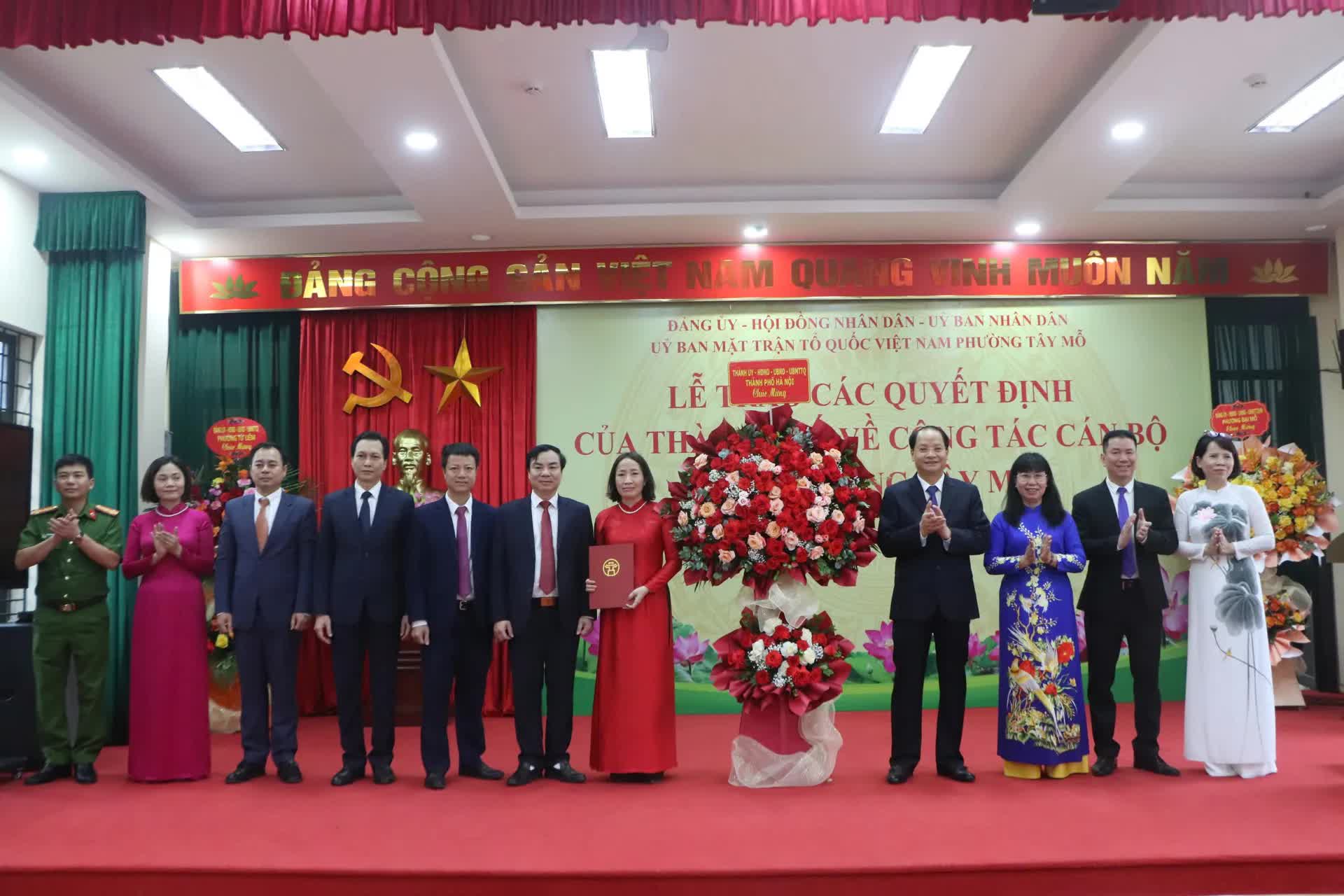 Phường Tây Mỗ công bố quyết định nhân sự, sẵn sàng vận hành mô hình chính quyền 2 cấp- Ảnh 1.
