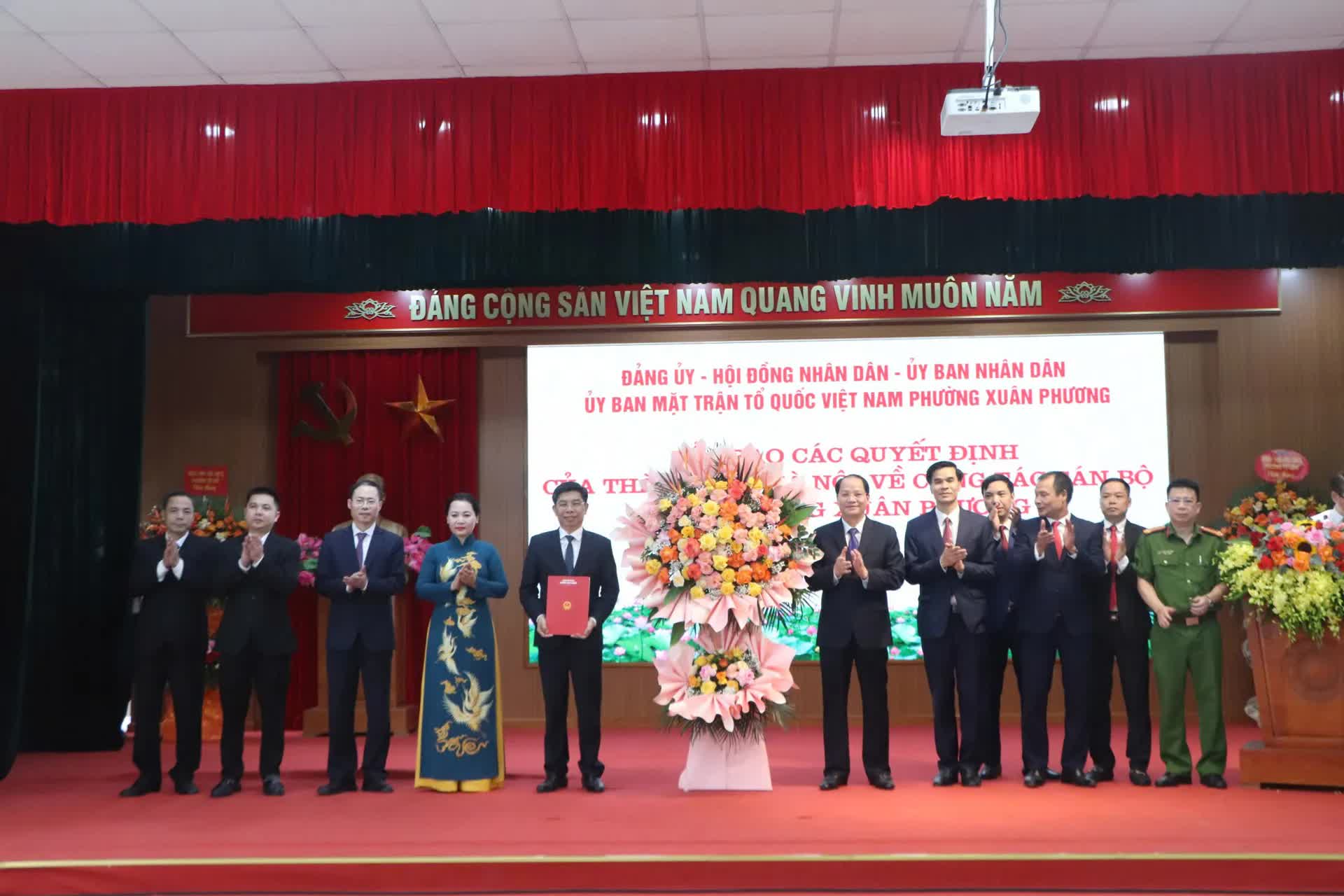 Hà Nội trao quyết định nhân sự, phường Xuân Phương sẵn sàng vận hành chính quyền mới- Ảnh 1.