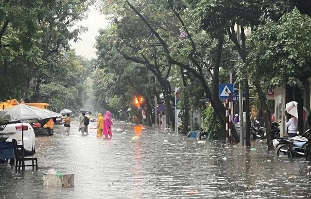Hà Nội nhiều mây, có mưa, mưa vừa và dông, cục bộ có nơi mưa to- Ảnh 2.
