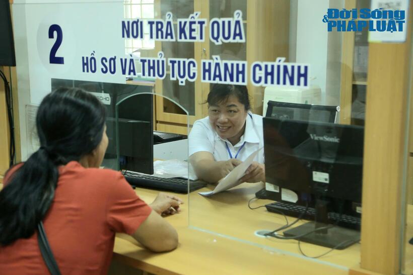 Ngày đầu vận hành chính quyền địa phương 2 cấp: Nụ cười, niềm vui của người dân tại UBND Phường Đông Ngạc, Hà Nội- Ảnh 4.