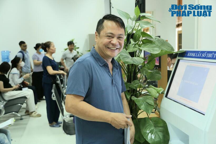 Ngày đầu vận hành chính quyền địa phương 2 cấp: Nụ cười, niềm vui của người dân tại UBND Phường Đông Ngạc, Hà Nội- Ảnh 6.