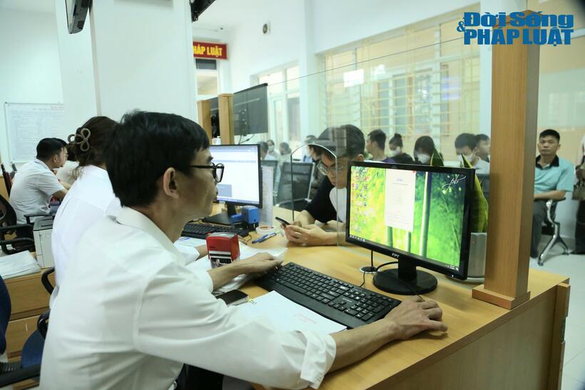 Ngày đầu vận hành chính quyền địa phương 2 cấp: Nụ cười, niềm vui của người dân tại UBND Phường Đông Ngạc, Hà Nội- Ảnh 3.