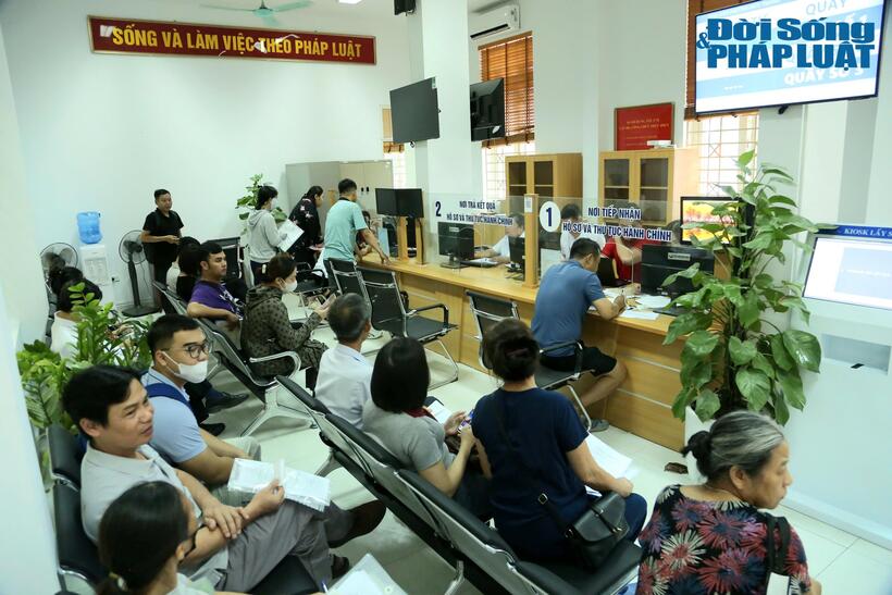 Ngày đầu vận hành chính quyền địa phương 2 cấp: Nụ cười, niềm vui của người dân tại UBND Phường Đông Ngạc, Hà Nội- Ảnh 2.