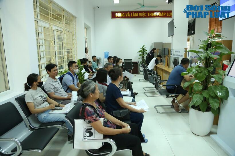 Ngày đầu vận hành chính quyền địa phương 2 cấp: Nụ cười, niềm vui của người dân tại UBND Phường Đông Ngạc, Hà Nội- Ảnh 1.