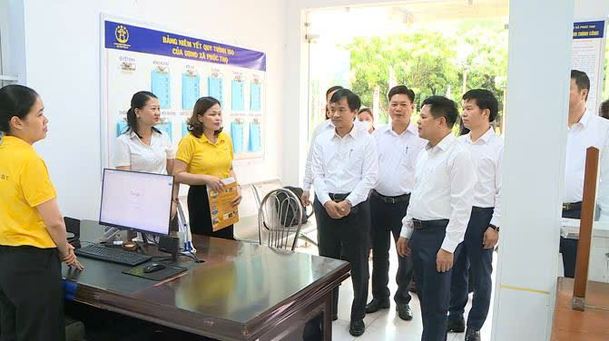 Lãnh đạo xã Phúc Thọ kiểm tra, động viên cán bộ tại điểm phục vụ hành chính công trong ngày làm việc đầu tiên- Ảnh 1.