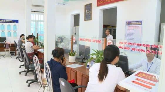 Lãnh đạo xã Phúc Thọ kiểm tra, động viên cán bộ tại điểm phục vụ hành chính công trong ngày làm việc đầu tiên- Ảnh 4.