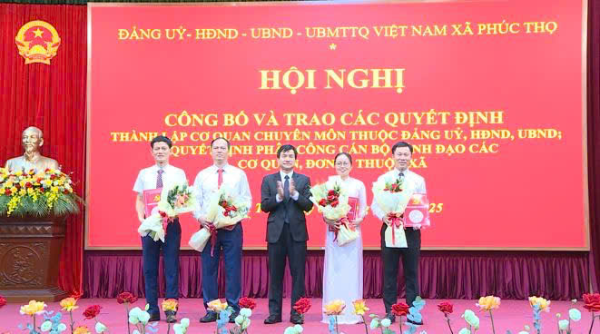 Phúc thọ: Công bố các Nghị quyết, Quyết định về tổ chức bộ máy và công tác cán bộ trong ngày làm việc đầu tiên- Ảnh 1.