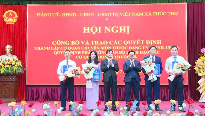 Phúc thọ: Công bố các Nghị quyết, Quyết định về tổ chức bộ máy và công tác cán bộ trong ngày làm việc đầu tiên- Ảnh 3.